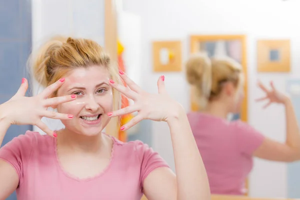 Ung kvinna med gelmask på ansikte — Stockfoto