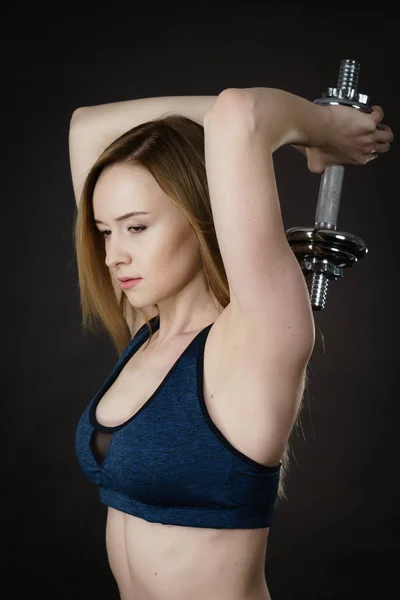 Fit vrouw doen oefening met halters — Stockfoto