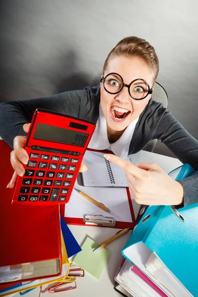 Bizneswoman z duży czerwony Kalkulator. — Zdjęcie stockowe