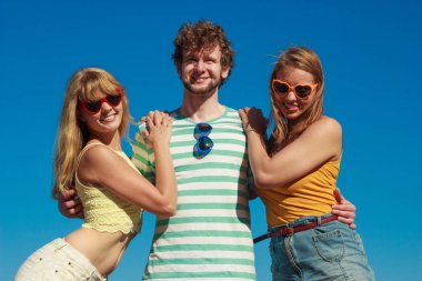 Grup arkadaşları erkek iki kız açık eğleniyor