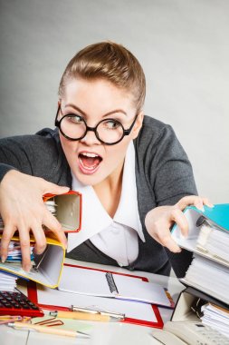 İş yerinde takıntılı kadın katip.