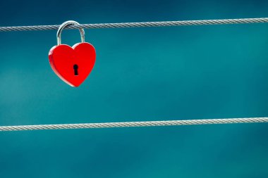 Kırmızı aşk kilidi Asma Köprüsü'nde açık