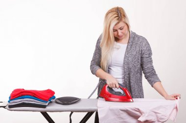 Mutlu kadın Ütü yapıyor