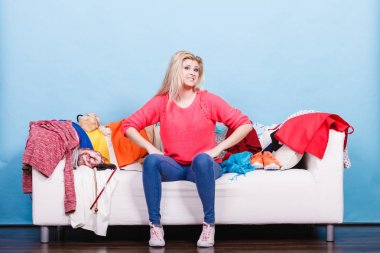 Kadınlar koltukta otururken ne giyeceğini bilemez.