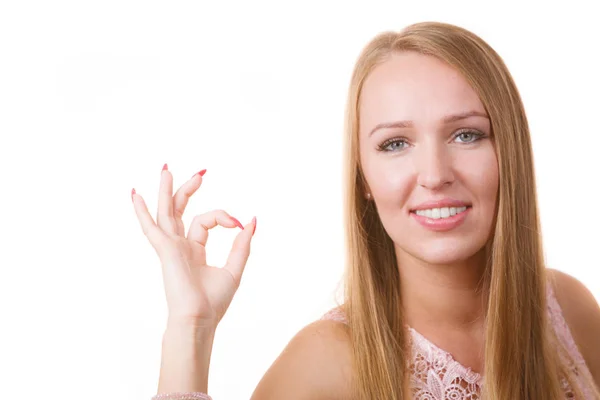Vrouw met een ok gebaar — Stockfoto