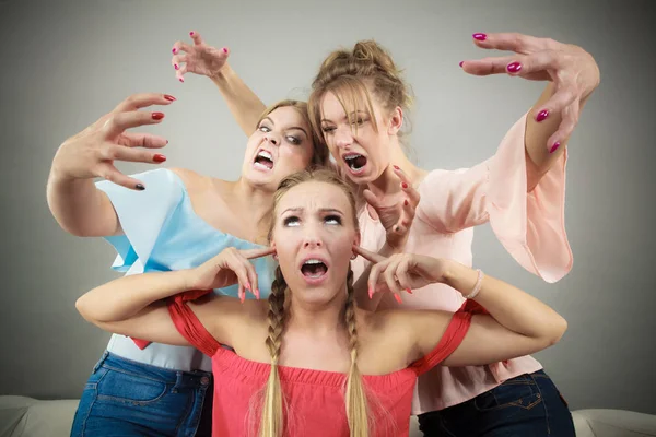 Donna vittima di bullismo da due donne — Foto Stock