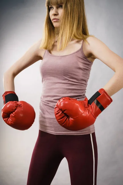 Vrouw dragen van bokshandschoenen — Stockfoto