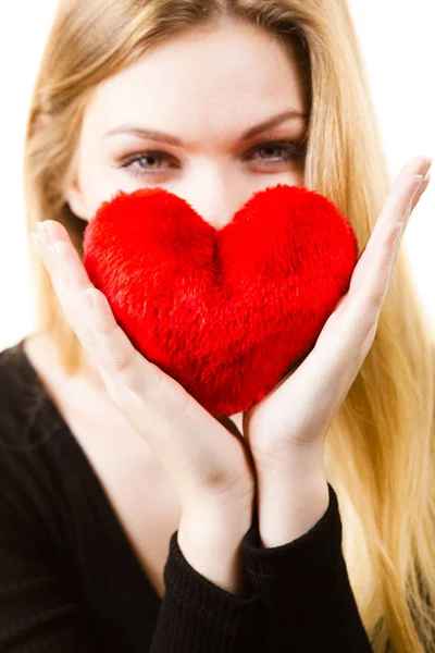 Femeie care ține inima roșie — Fotografie, imagine de stoc