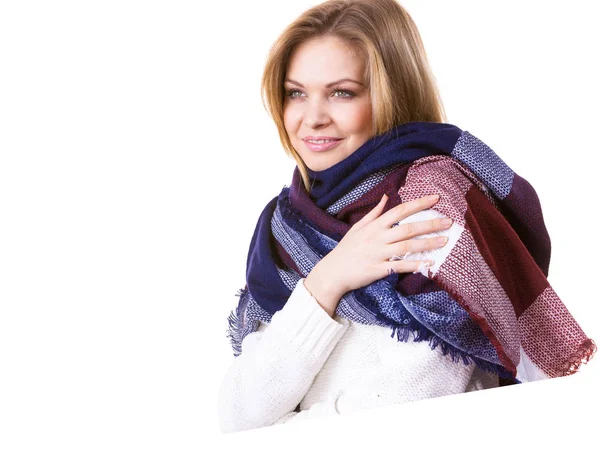 妇女佩带温暖的围巾 — 图库照片