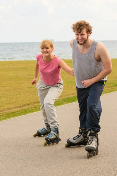 Patinador pareja patinaje al aire libre — Foto de Stock