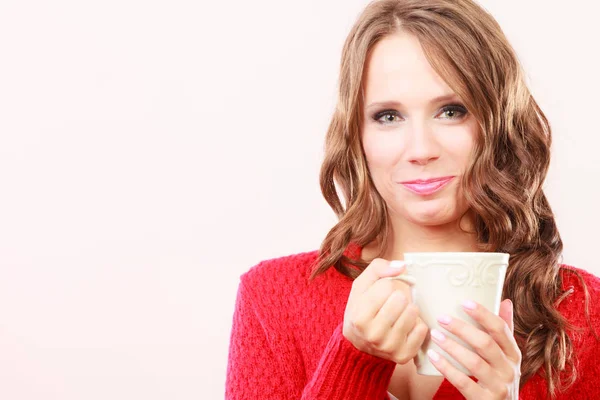 Осенняя женщина держит кружку с кофе теплый напиток — стоковое фото
