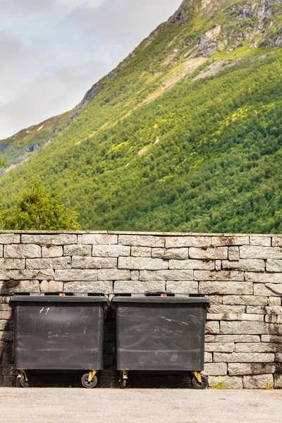 Dois contentores de lixo industrial preto lixo cay lixo mais pequeno — Fotografia de Stock