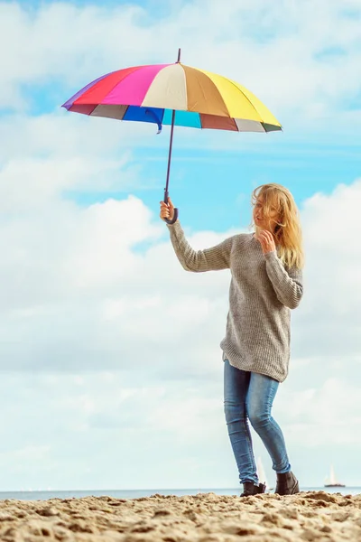 Mujer feliz sosteniendo paraguas — Foto de Stock