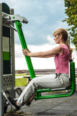 Aktif kadın bacak basın açık egzersiz.