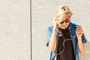 Kulaklık ile hippi adam dinleme müzik