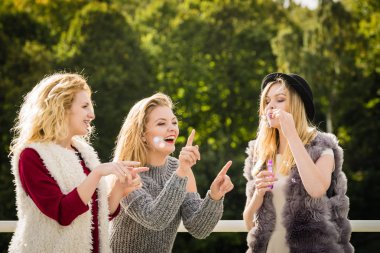 Sabun köpüğü üfleme kadın arkadaşlar.