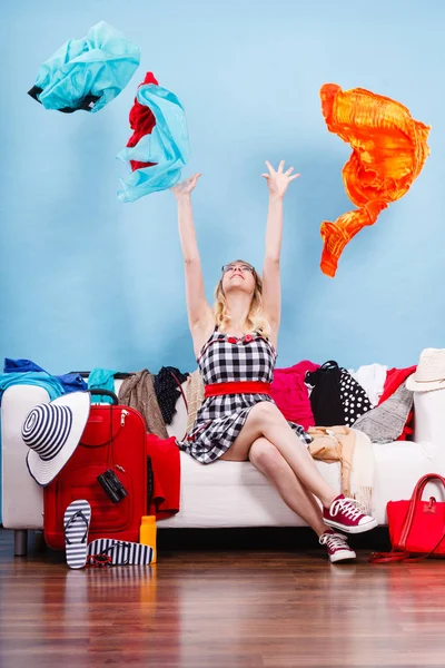 Mulher vomitando roupas, roupas voando em todos os lugares — Fotografia de Stock