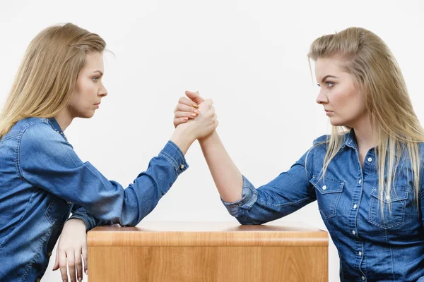 Duas mulheres tendo braço luta — Fotografia de Stock