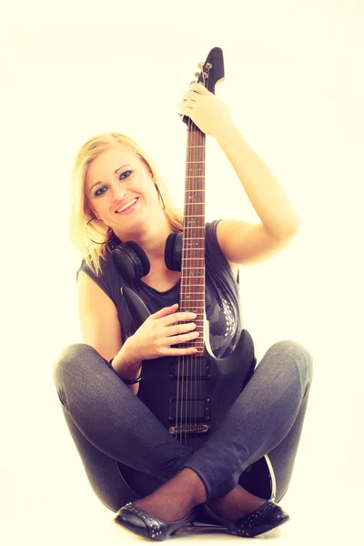 Žena umělec hráč s elektrickou kytaru. — Stock fotografie