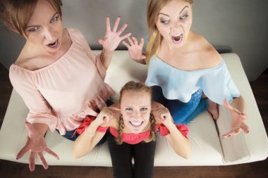 İki kadın tarafından dayak kadın