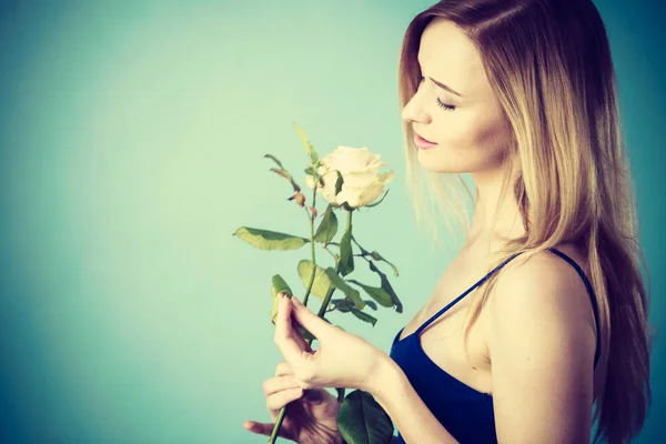 Disparo en azul de mujer sosteniendo rosa blanca —  Fotos de Stock