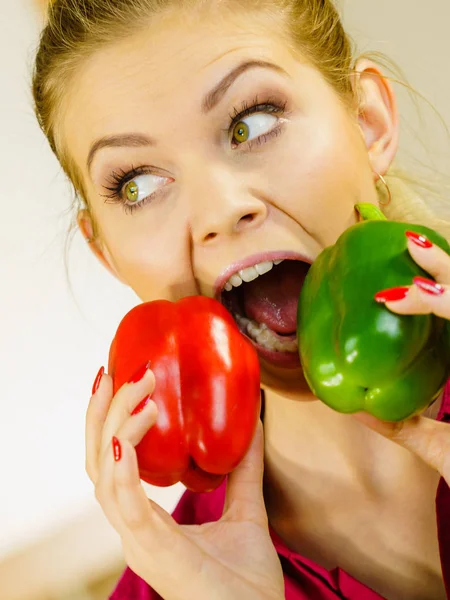 Lustige Frau beißt in Paprika — Stockfoto