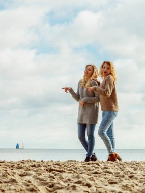 Plajda eğlenmek kadın işaret