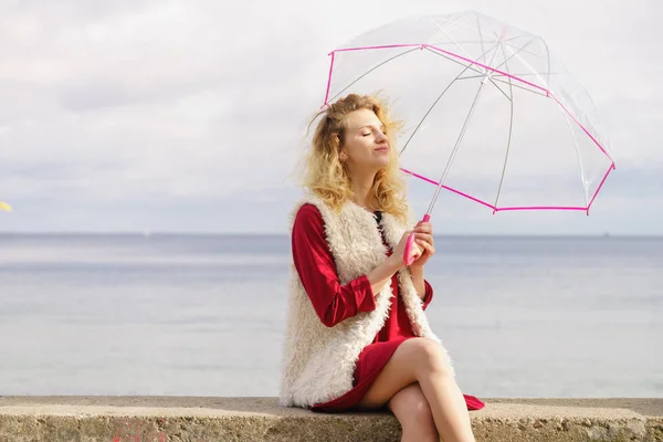 Szczęśliwa kobieta gospodarstwa parasol — Zdjęcie stockowe