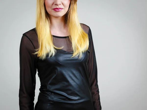 Donna felice indossando top nero — Foto Stock