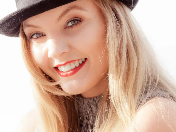 Woman wearing fedora and jumper outdoor — Stock Photo, Image