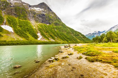 Dağlar alan ve Norveç'te Gölü