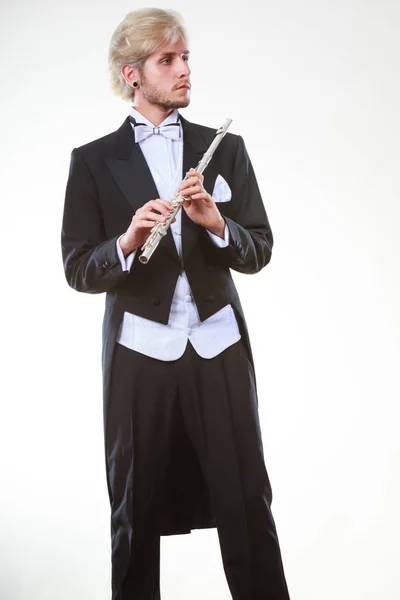 Mužské flétnista nosí frak drží flétnu — Stock fotografie