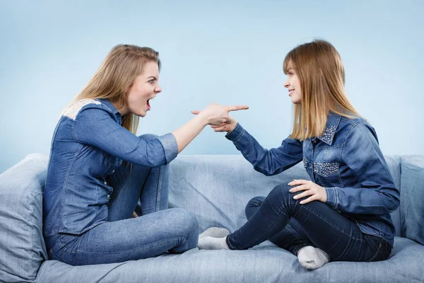 Due donne amiche avendo strano conversazione — Foto Stock