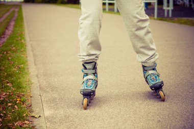 İnsan ayakları paten spor giyim.