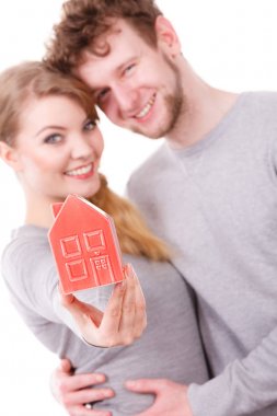 Genç çift ev sembolünü gösterirken girerler.