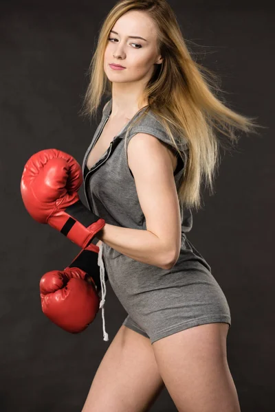 Piękna kobieta z czerwone Rękawice bokserskie — Zdjęcie stockowe