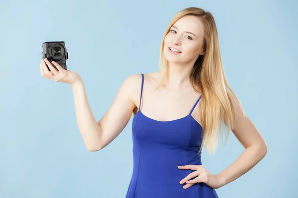 블루에 카메라와 함께 금발 여자 — 스톡 사진