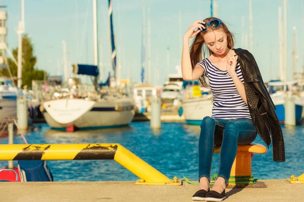 Femme dans la marina contre des yachts dans le port — Photo