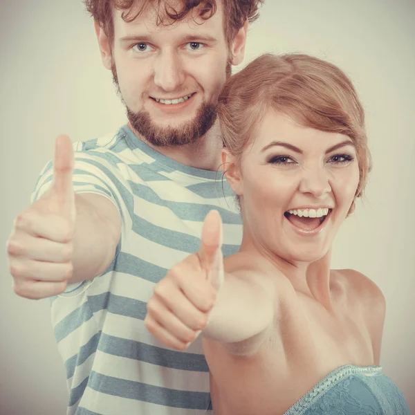 Feliz pareja emocionado sonriendo sosteniendo el pulgar hacia arriba gesto , — Foto de Stock