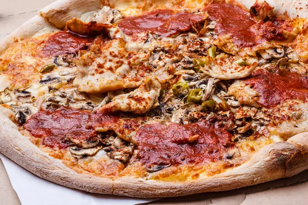 Sıcak pizza closeup.