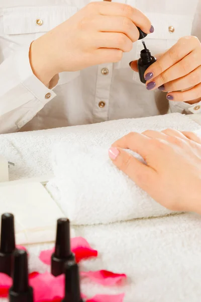 Vrouw in schoonheid salon getting manicure gedaan. — Stockfoto