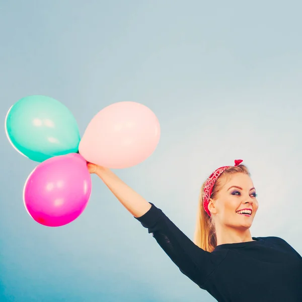 Ler galen tjej att ha kul med ballonger. — Stockfoto