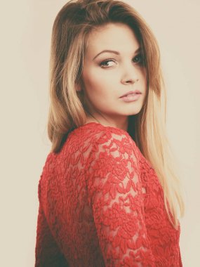 Kırmızı top giyen zarif genç kadın