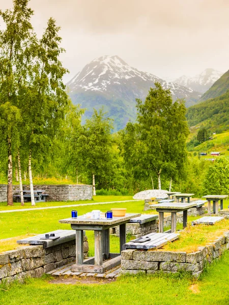 Camping con mesa de picnic en montañas noruegas — Foto de Stock
