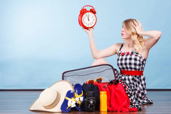 Femme assise avec valise tenant la vieille horloge — Photo