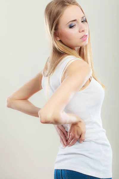 Bóle pleców. Młoda kobieta cierpi na ból pleców — Zdjęcie stockowe
