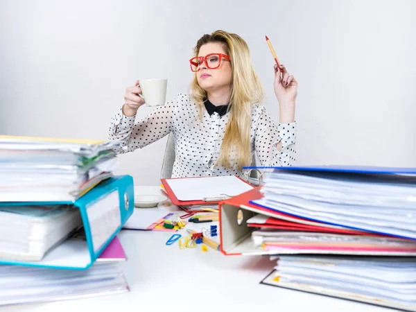 Donna felice in ufficio bere caffè caldo — Foto Stock