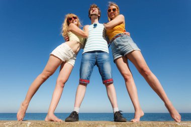 Grup arkadaşları erkek iki kız açık eğleniyor