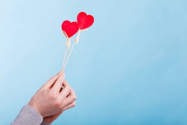 Kişi holding iki kalp.