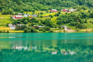 Göl kıyısında dağlarda Norveç ülke evleri